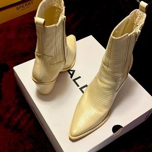 Aldo 2022. Purchased new. Worn once. Size 10. Runs small 1/2 size. Perfect cond